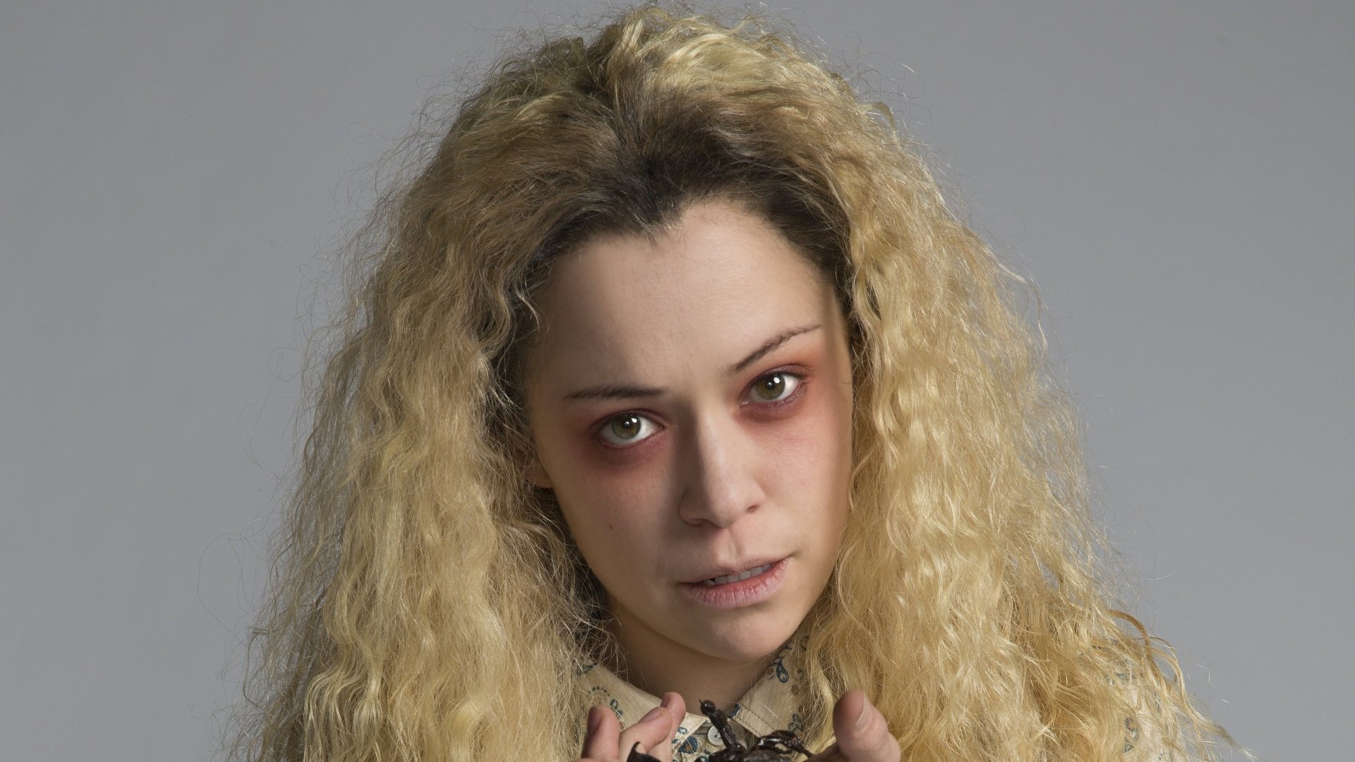 4K Ultra HD PC desktop wallpaper/background: close-up promotional image for TV show Orphan Black of a pale, intense woman with wild blonde hair and dark eye makeup.