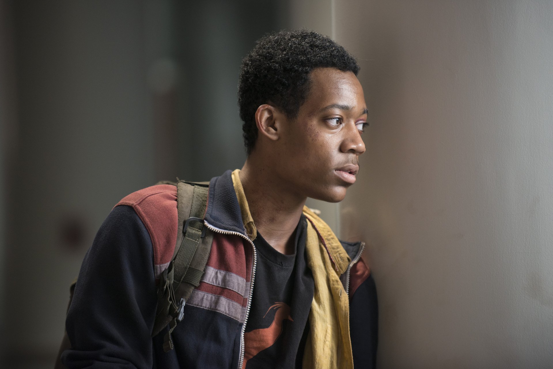 HD desktop wallpaper featuring Tyler James Williams as Noah from the TV show The Walking Dead, captured in a thoughtful moment.
