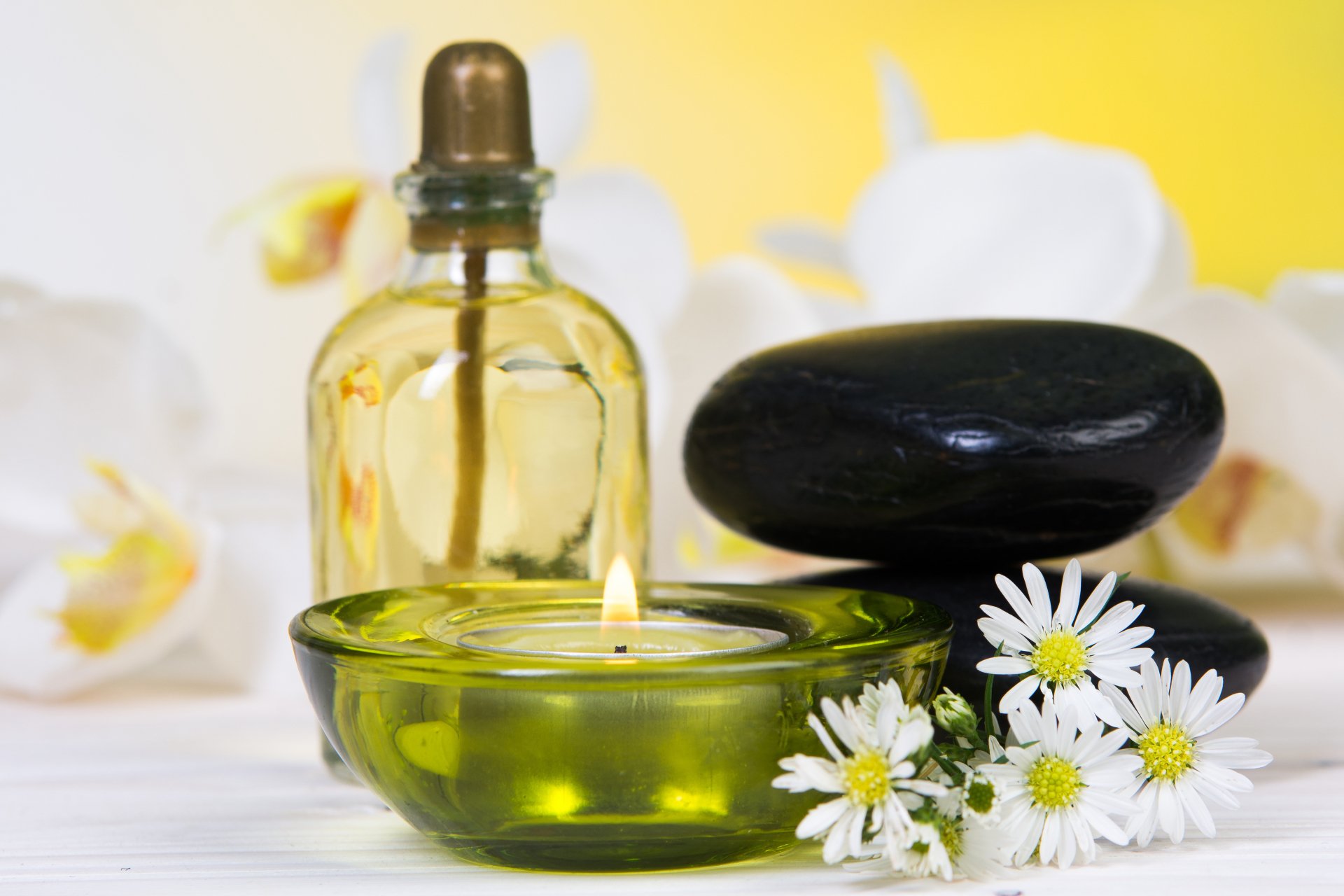 4K Ultra HD Spa Serenity: Candlelight & Daisy Still Life Bliss ...