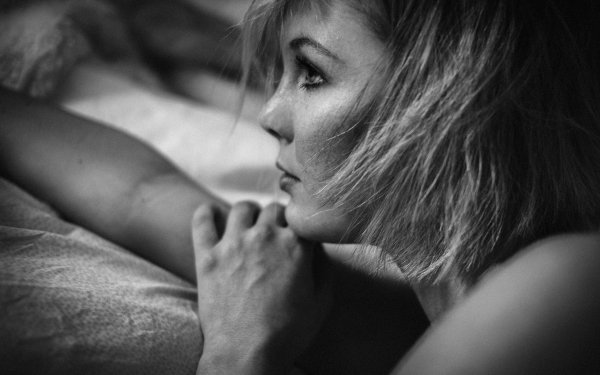 Women Face Lying Down Blonde Model HD Wallpaper | Background Image