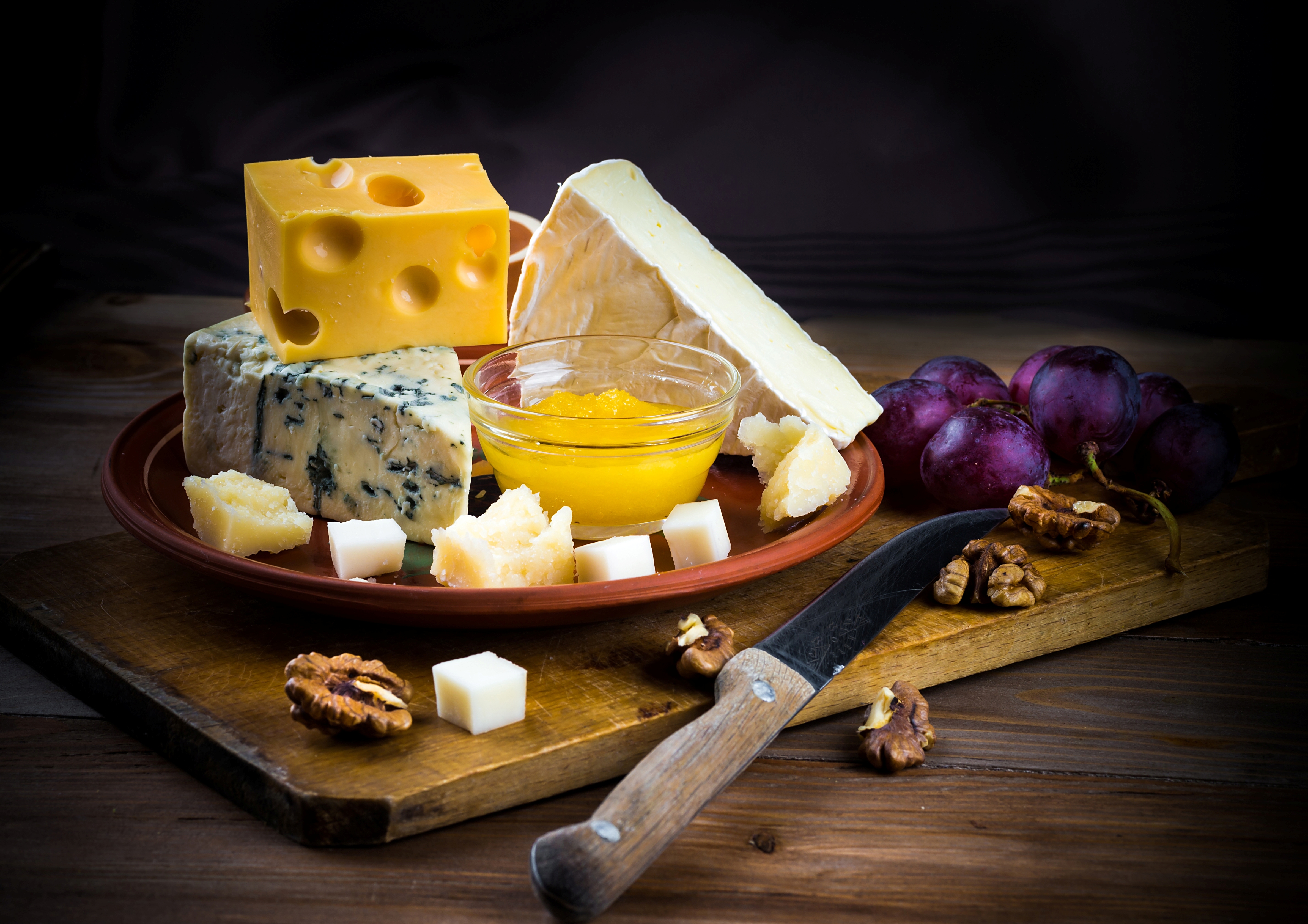 Можно есть сыр вечером. Сырный натюрморт. Сыр с мёдом и орехами. Сырная тарелка. Сыр на темном фоне.
