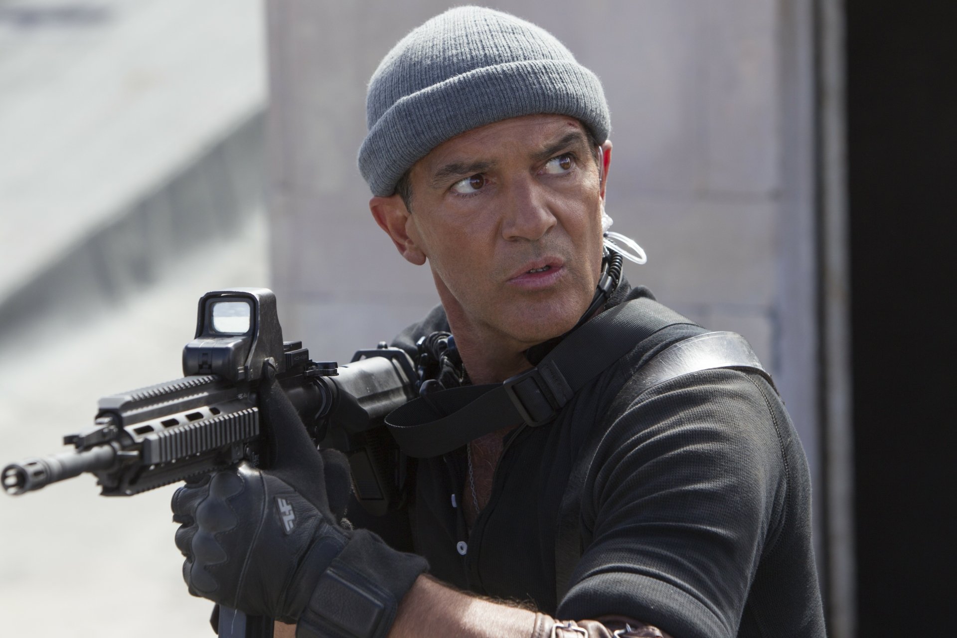 Antonio Banderas as Galgo in The Expendables 3, holding a rifle in a tense action scene, featured in a 4K Ultra HD PC desktop wallpaper.
