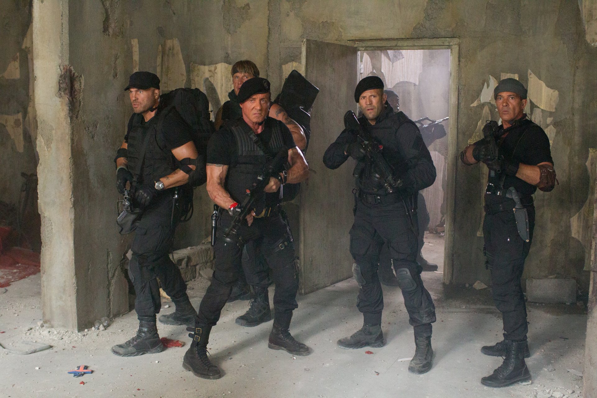 4K Ultra HD PC wallpaper: black-clad Expendables team from The Expendables 3 — Barney Ross, Lee Christmas, Galgo, Toll Road and Gunnar Jensen armed in a ruined corridor.