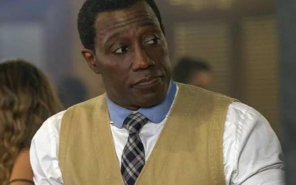 Close-up of a suited man as Doc from The Expendables 3, warm-lit, 5K Ultra HD desktop wallpaper.