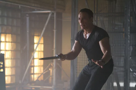 5K Ultra HD PC desktop wallpaper: Vilain from The Expendables 2 — a tense, muscular man in a black shirt brandishing a knife in a dim industrial warehouse.