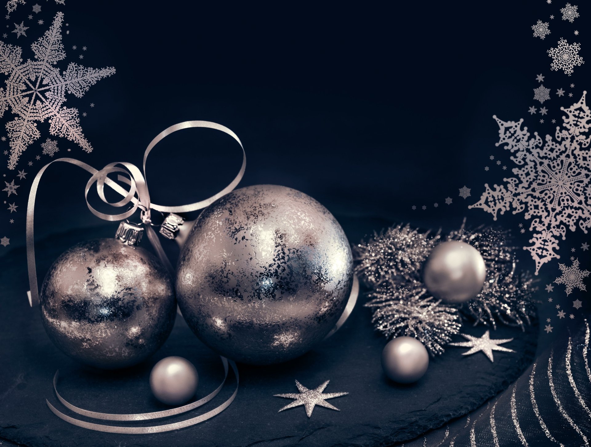 A 4K Ultra HD holiday-themed desktop wallpaper featuring silver Christmas ornaments, ribbons, and intricate snowflake decorations against a dark background.
