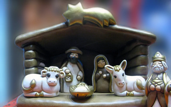 4K Ultra HD PC desktop wallpaper and background of a holiday Christmas nativity: ceramic figurine stable with Mary, Joseph, baby Jesus, animals and star.
