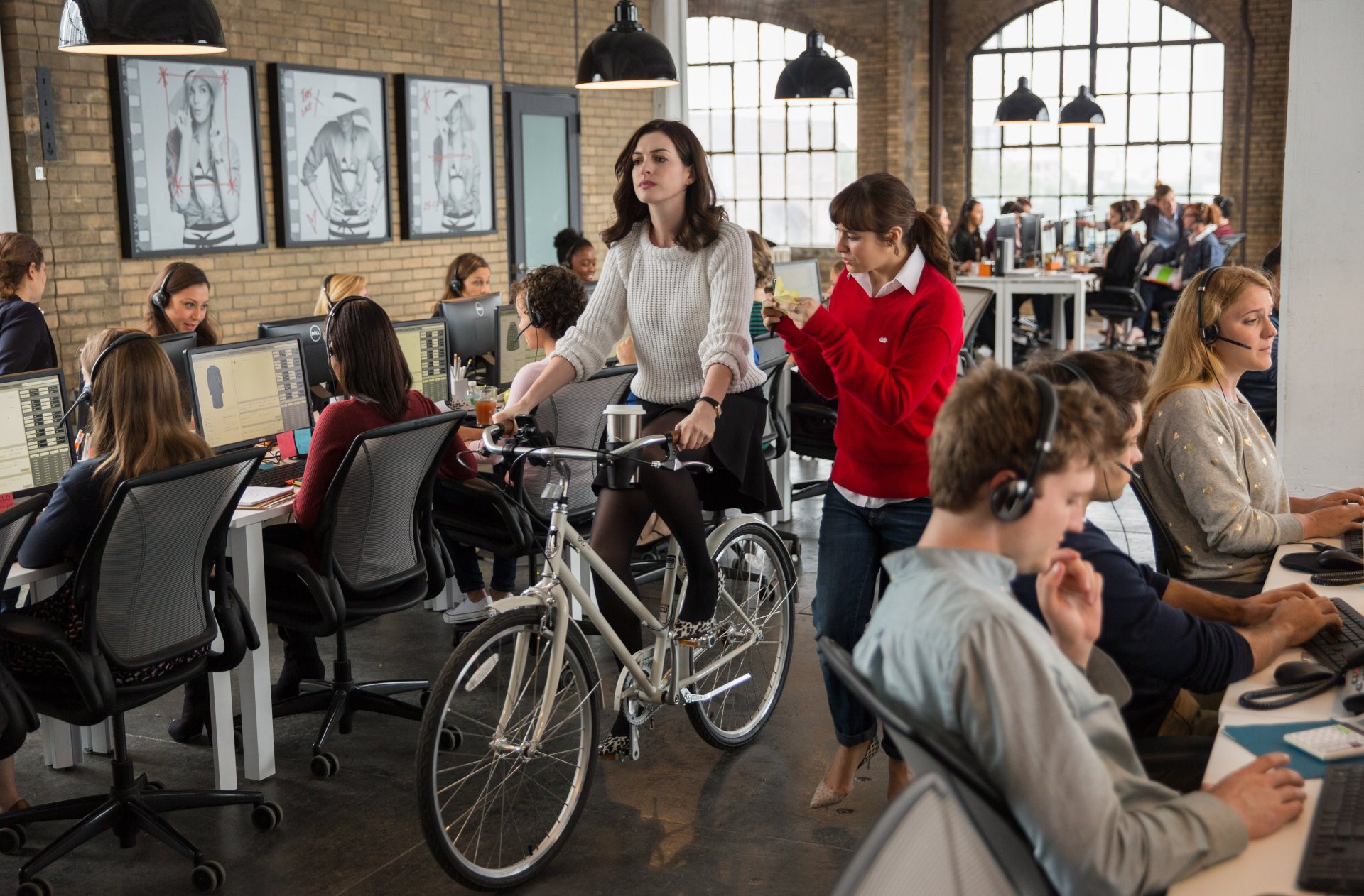 Download Anne Hathaway Movie The Intern 4k Ultra HD Wallpaper