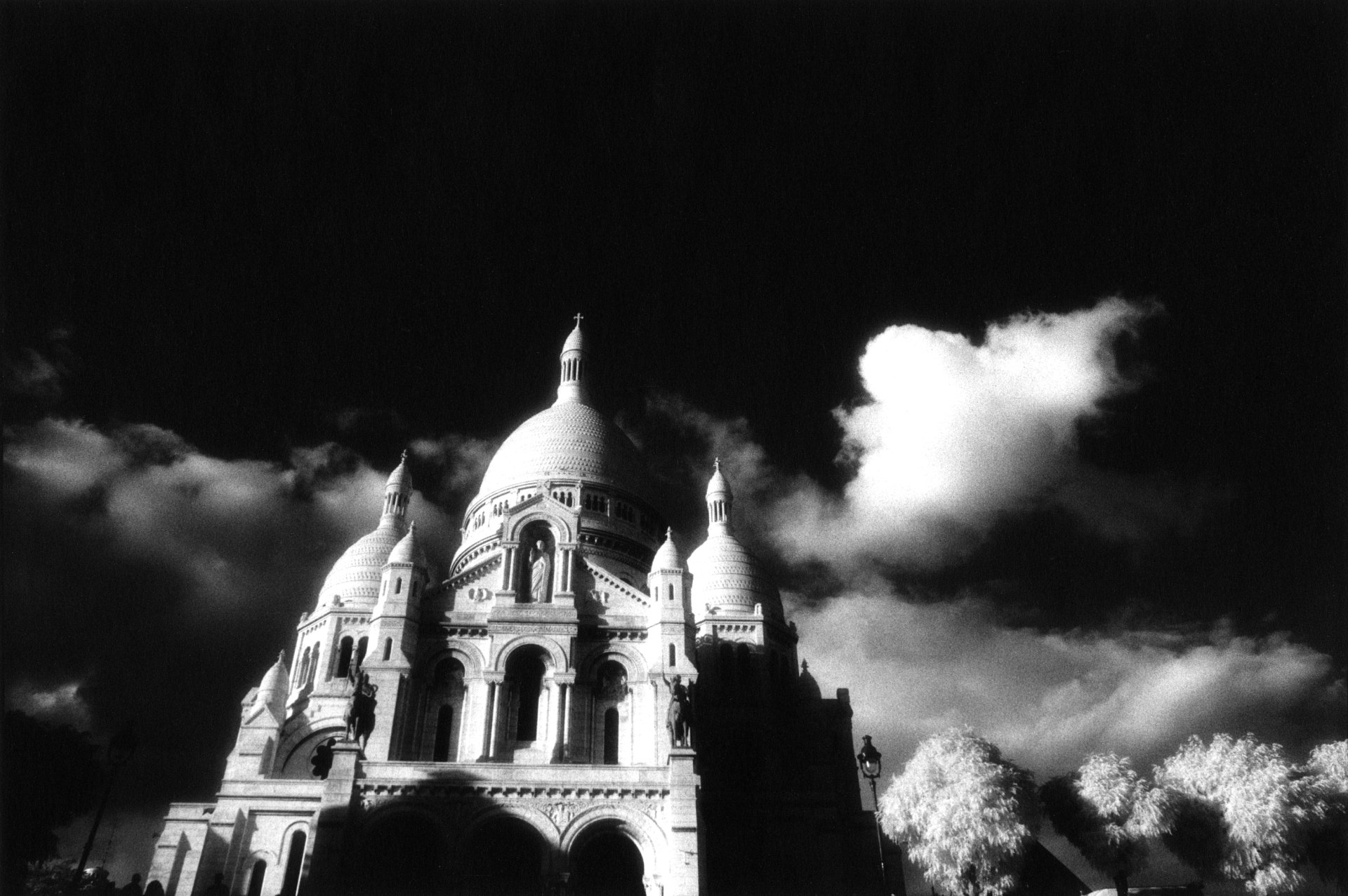 Black and white HD wallpaper of the Sacré-Cœur Basilica in Paris, France, set against dramatic clouds, showcasing the iconic religious monument.