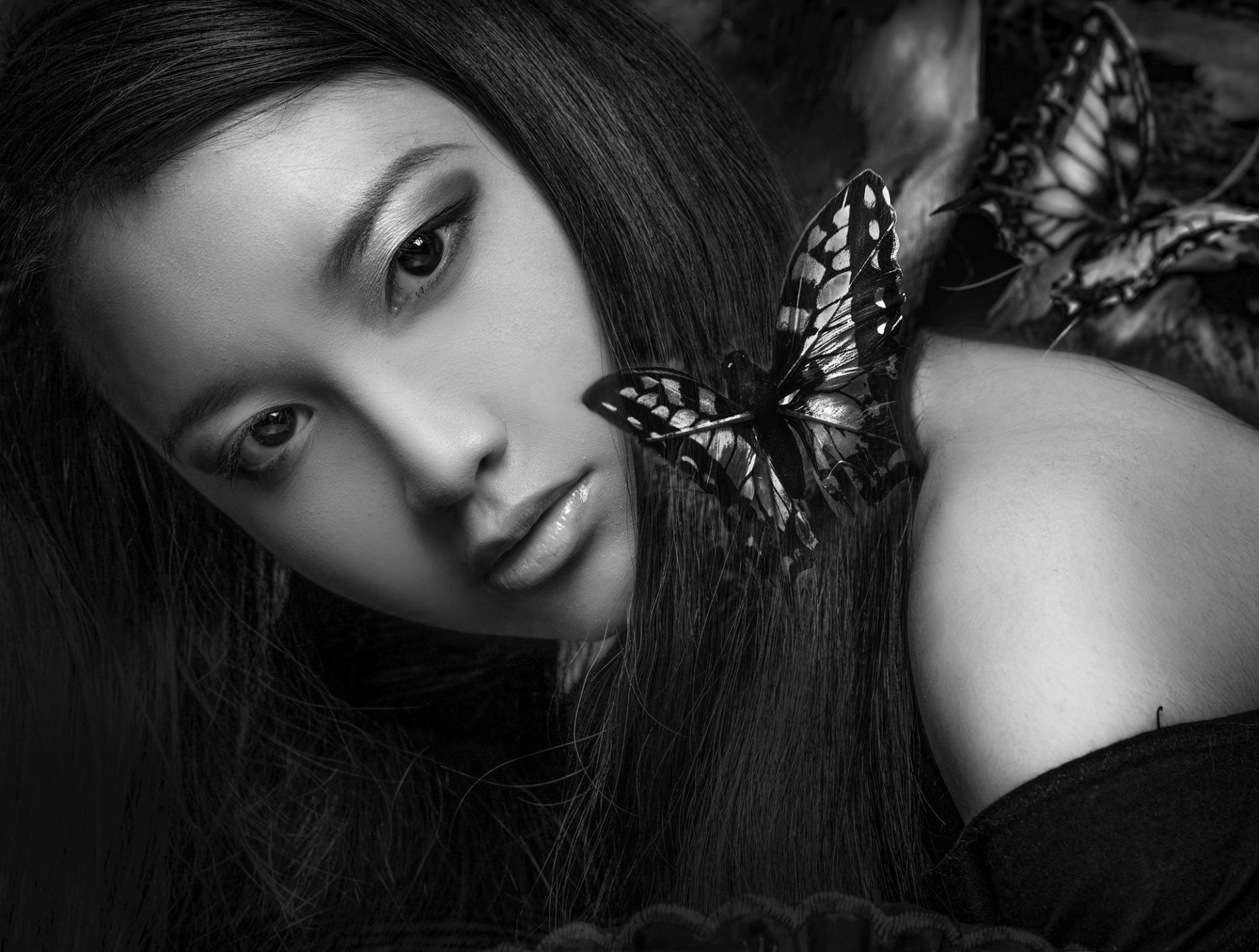 Black and white HD desktop wallpaper featuring an Asian woman’s face and shoulder adorned with a detailed butterfly, exuding an elegant oriental aesthetic.