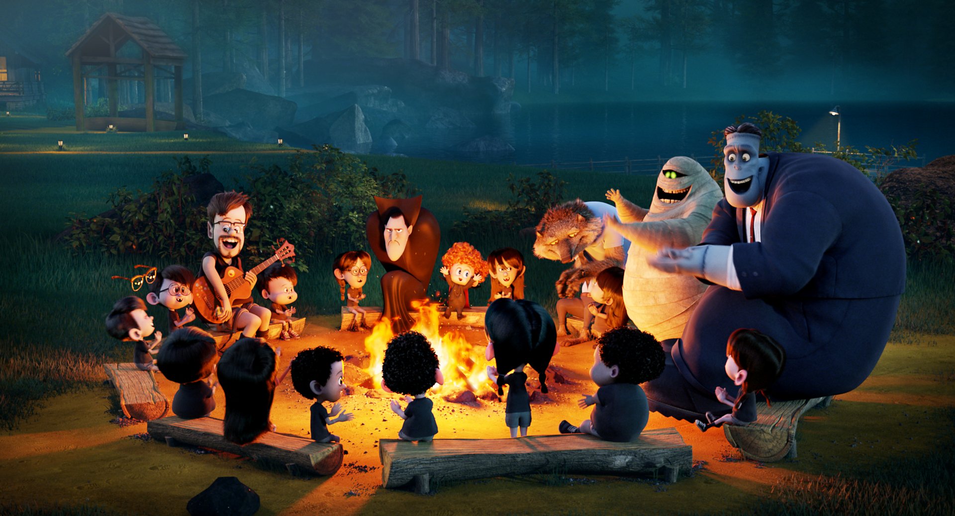Hotel Transylvania 2 HD PC wallpaper featuring Griffin, Frankenstein, Murray, Wayne, Dracula, and Dennis gathered around a campfire at night.