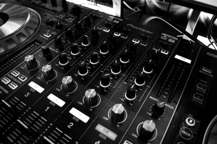  DJ Audio Mixing Panel