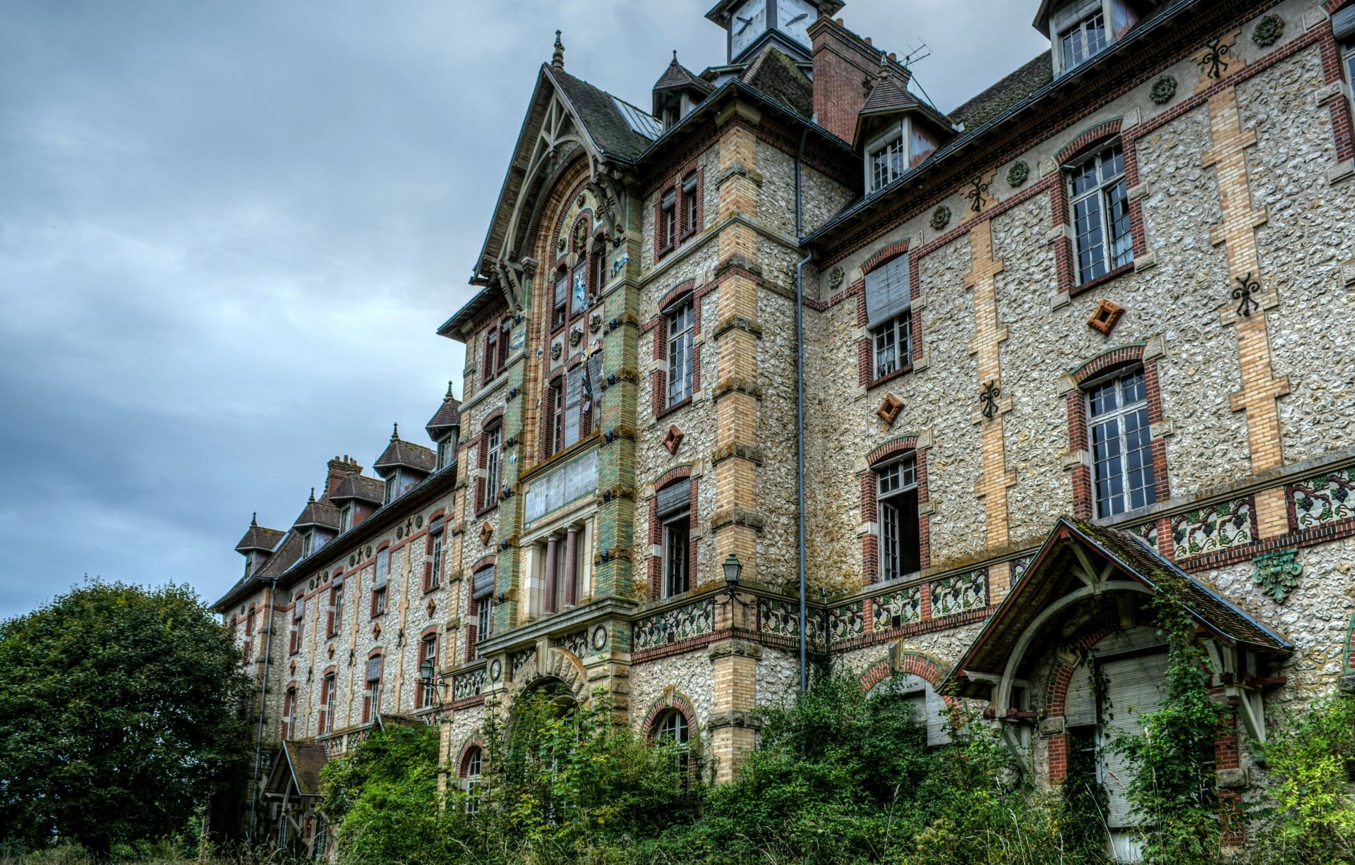 HDR 4K Ultra HD desktop wallpaper of Château Gaillard, a grand French palace-style man-made stone building with ornate architecture beneath a moody sky.