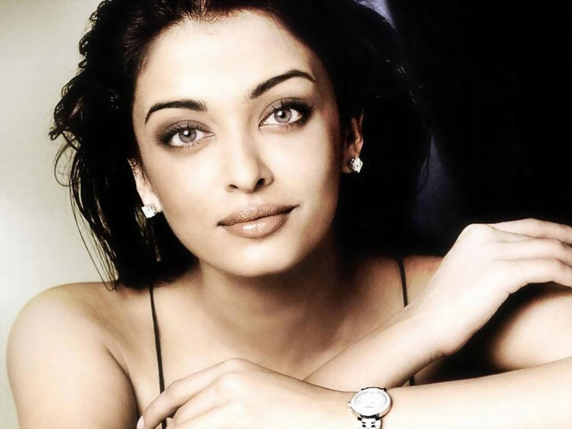 Download Celebrity Aishwarya Rai Wallpaper