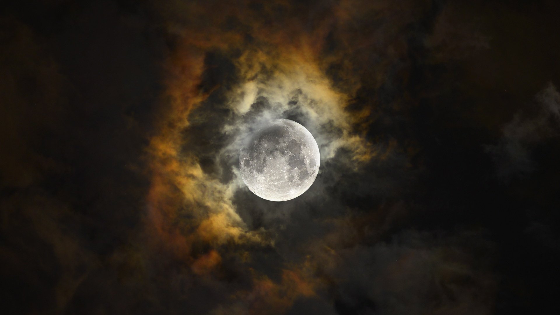 Лунное затмение фото из космоса