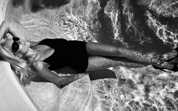 Women Mood Model Pool Sunglasses Blonde Black & White HD Wallpaper | Background Image
