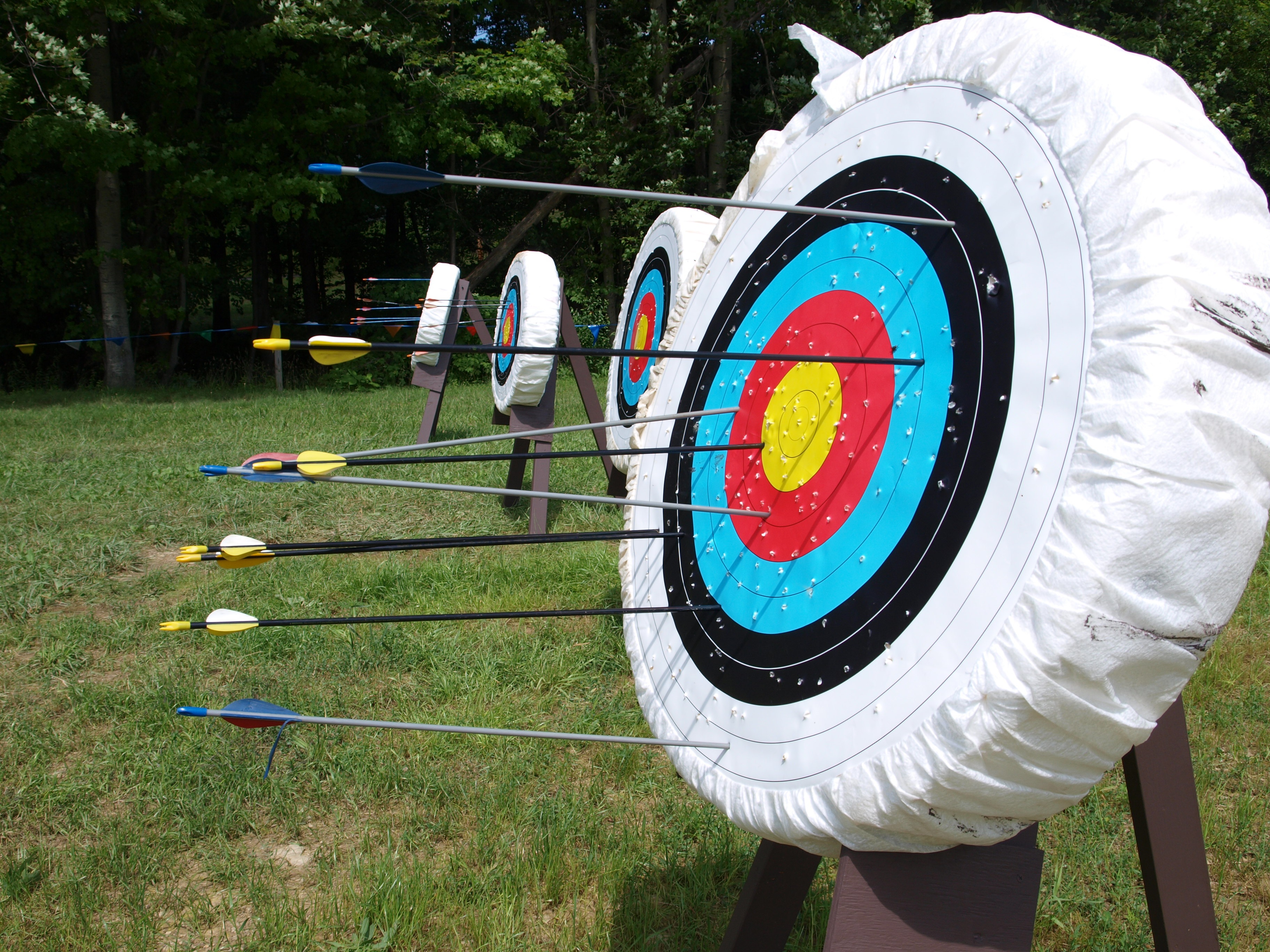An archery target and arrows by giovannaorlando