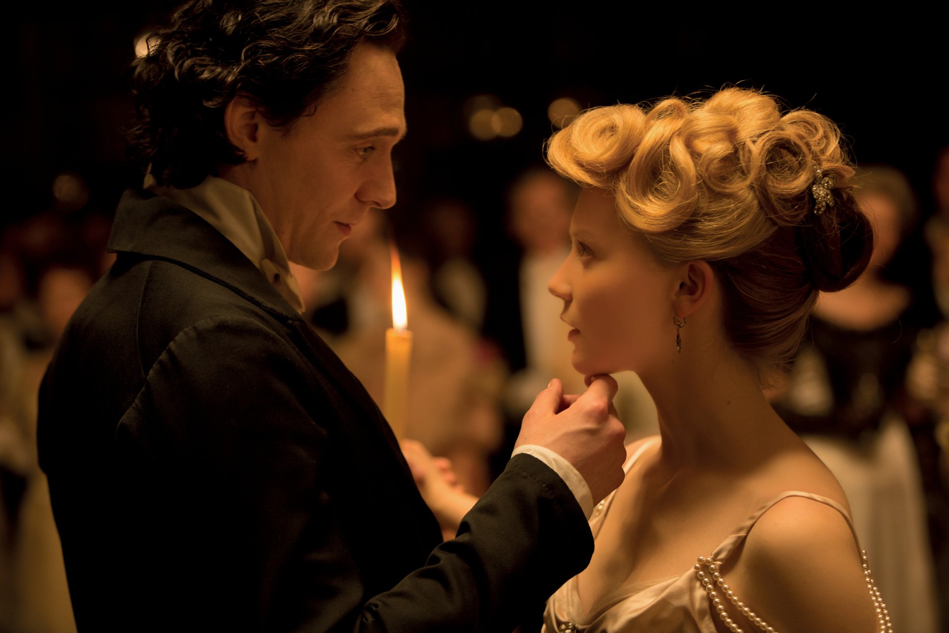 HD desktop wallpaper featuring Mia Wasikowska and Tom Hiddleston in a romantic scene from the movie Crimson Peak.