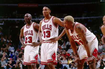 HD wallpaper featuring Chicago Bulls players in action, including Michael Jordan and Dennis Rodman.