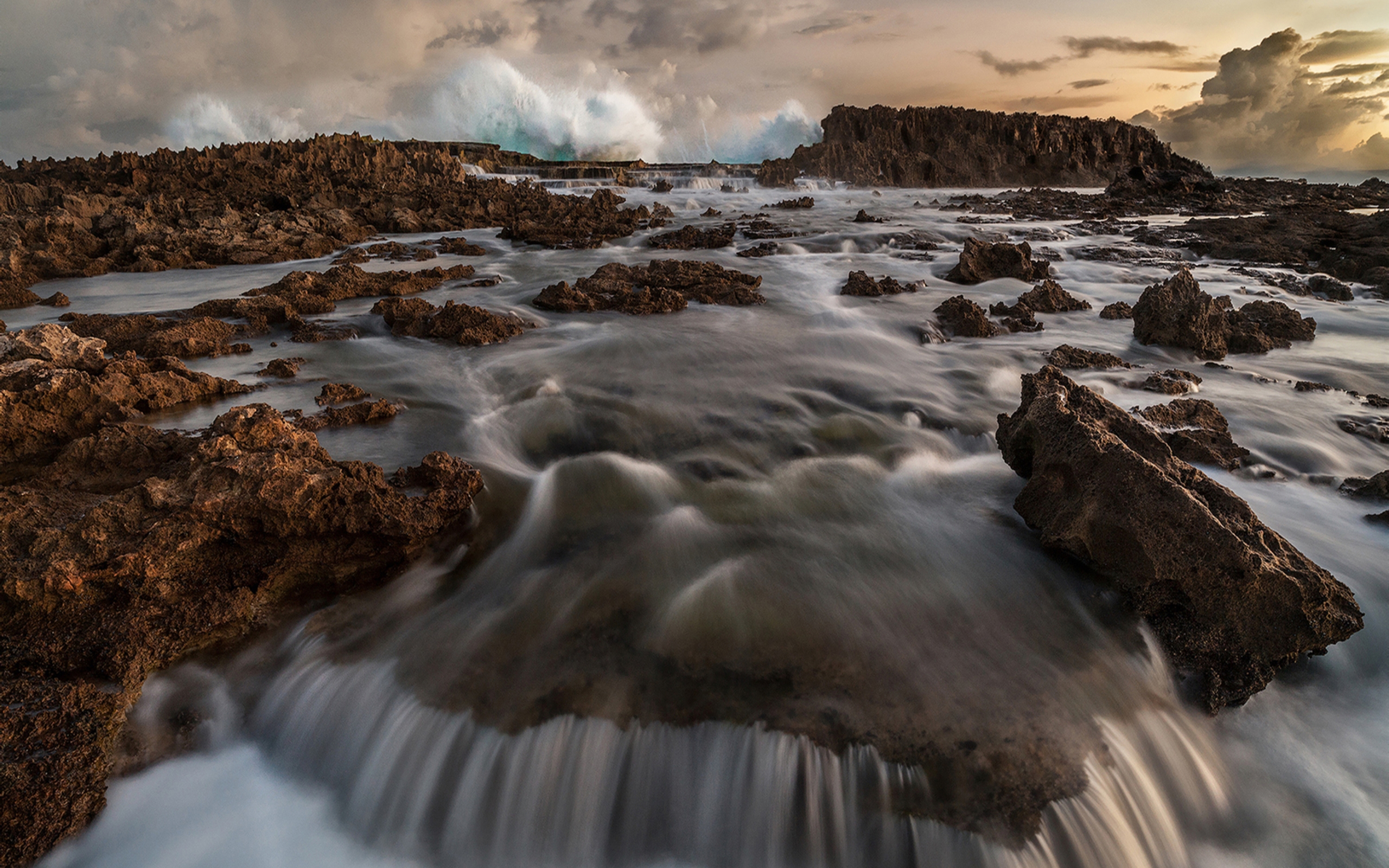 Fine wallpapers. Ручей в море. Склон водопад море обои. Топ 20 лучших фотографий волн и скал. Поток волны.