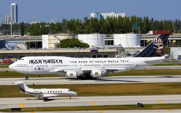 4K Ultra HD PC desktop wallpaper featuring an Iron Maiden-themed airplane from the Book of Souls World Tour at an airport runway.