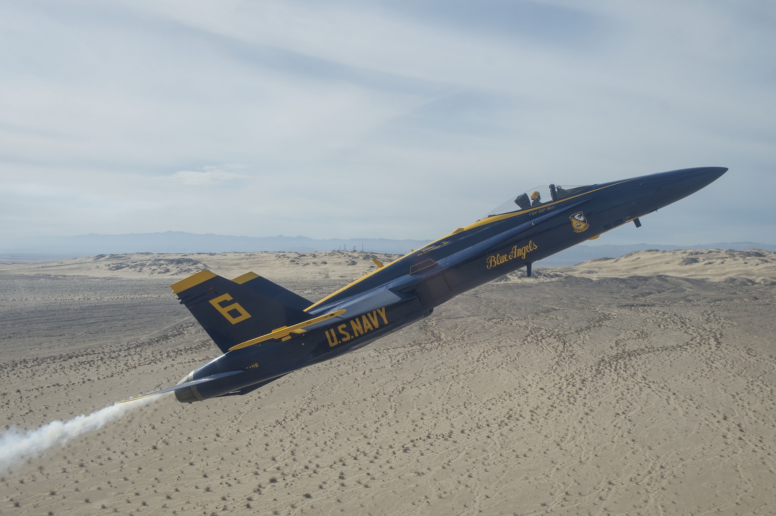 Blue Angles in a demonstration maneuver by skeeze