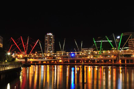  Kurilpa Bridge lit up for italian week by coorparoomassage
