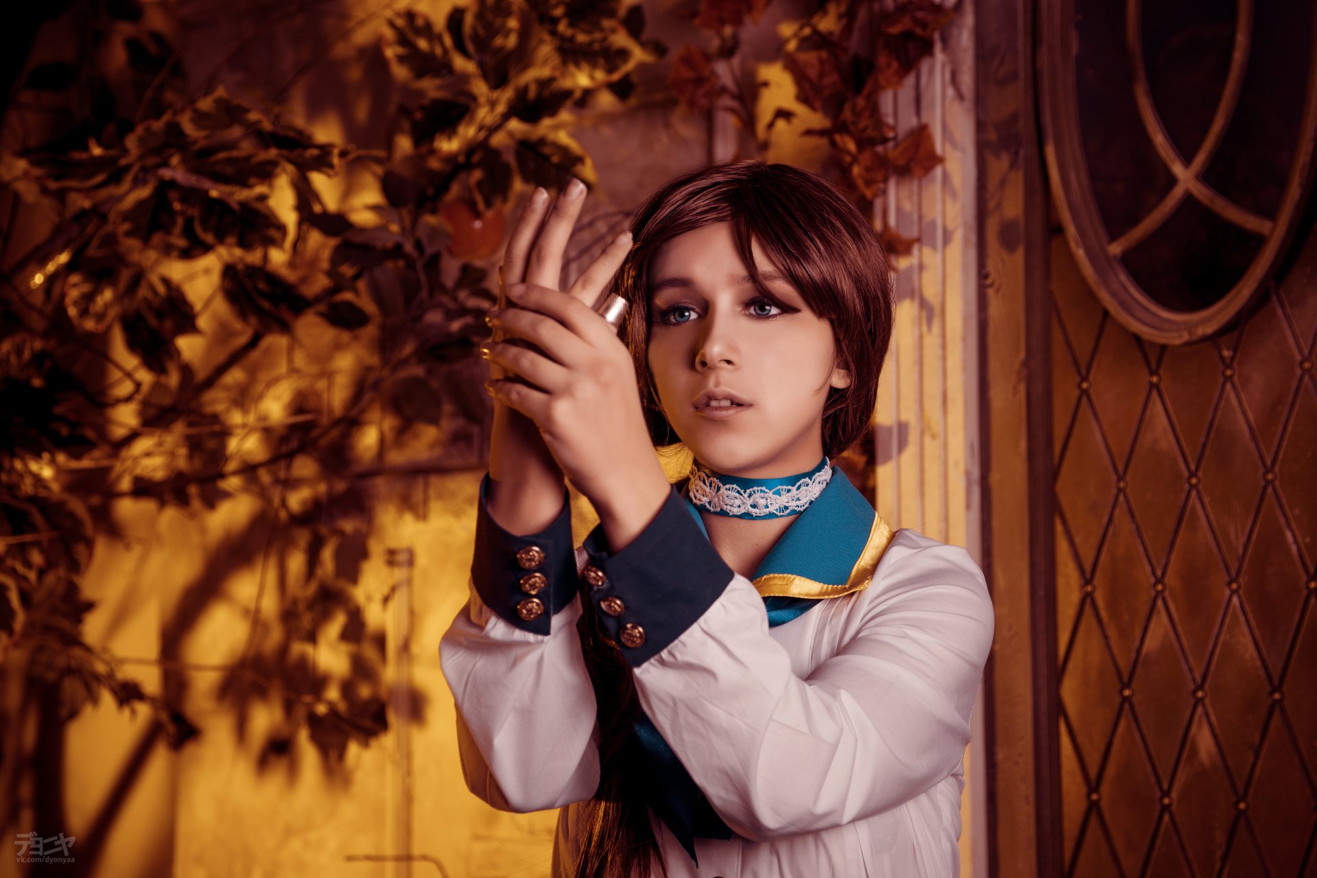 4K Ultra HD PC desktop wallpaper featuring a woman cosplaying Elizabeth from Bioshock Infinite, set against a warm, detailed background with autumn leaves and ornate door.