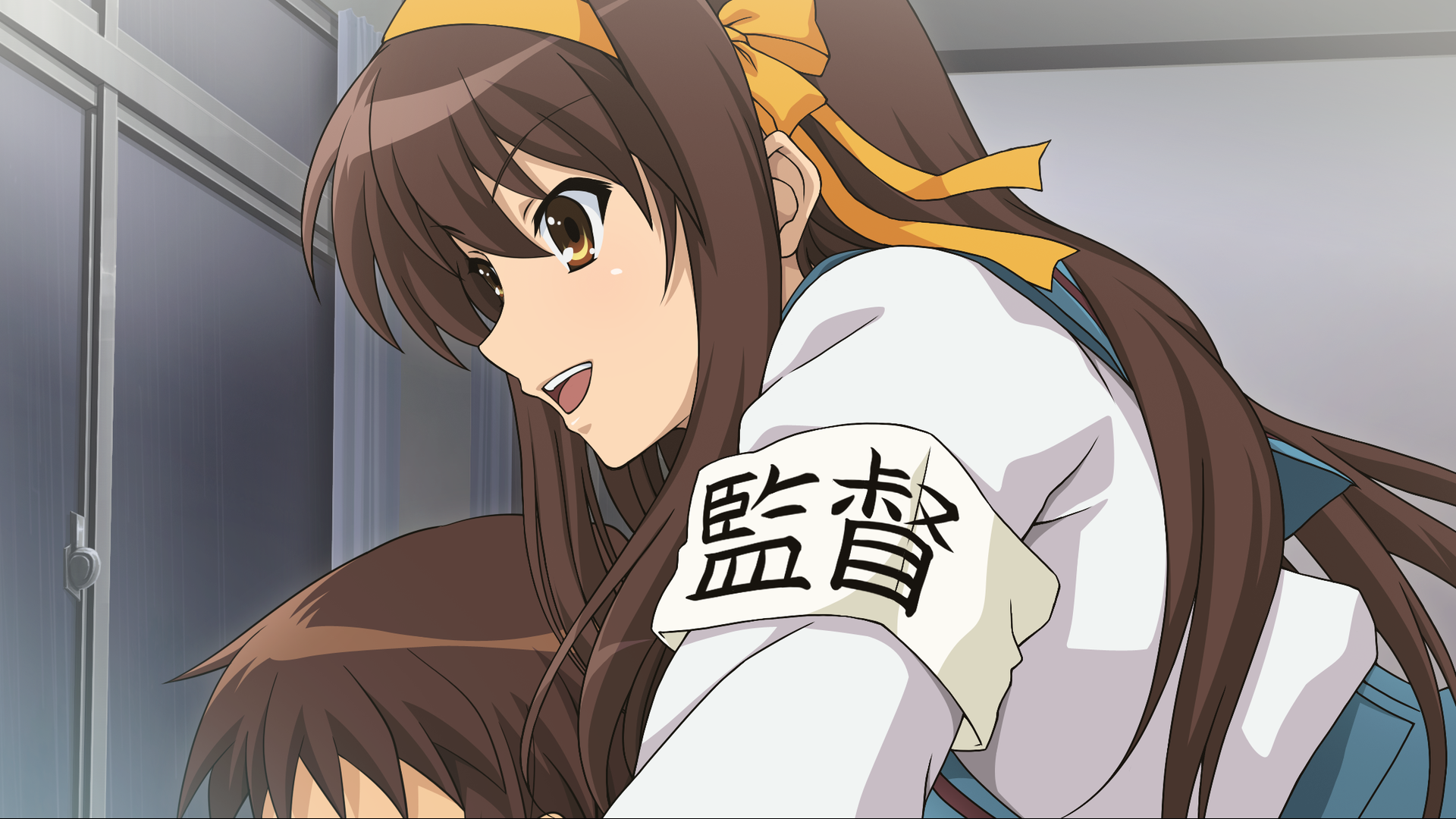HD PC desktop wallpaper/background of anime The Melancholy of Haruhi Suzumiya showing Haruhi Suzumiya smiling, ribbon in her hair, with Kyon at her side in a classroom.