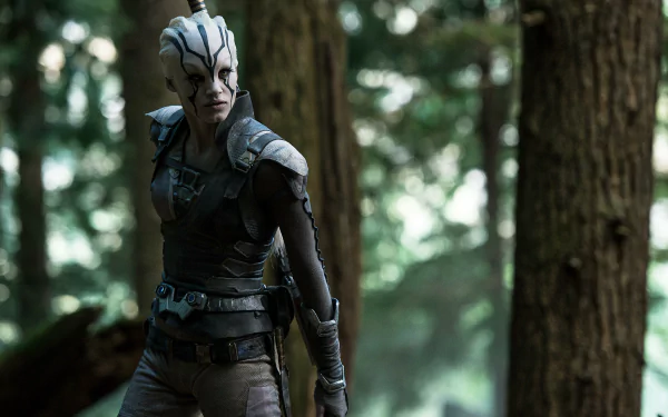 Jaylah, portrayed by Sofia Boutella in Star Trek Beyond, stands ready in a forest setting, featured in this 4K Ultra HD movie wallpaper and desktop background.