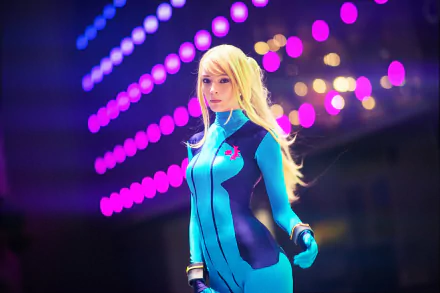 HD desktop wallpaper featuring a woman cosplaying as Samus Aran from Metroid, illuminated by vibrant purple and pink lights in the background.