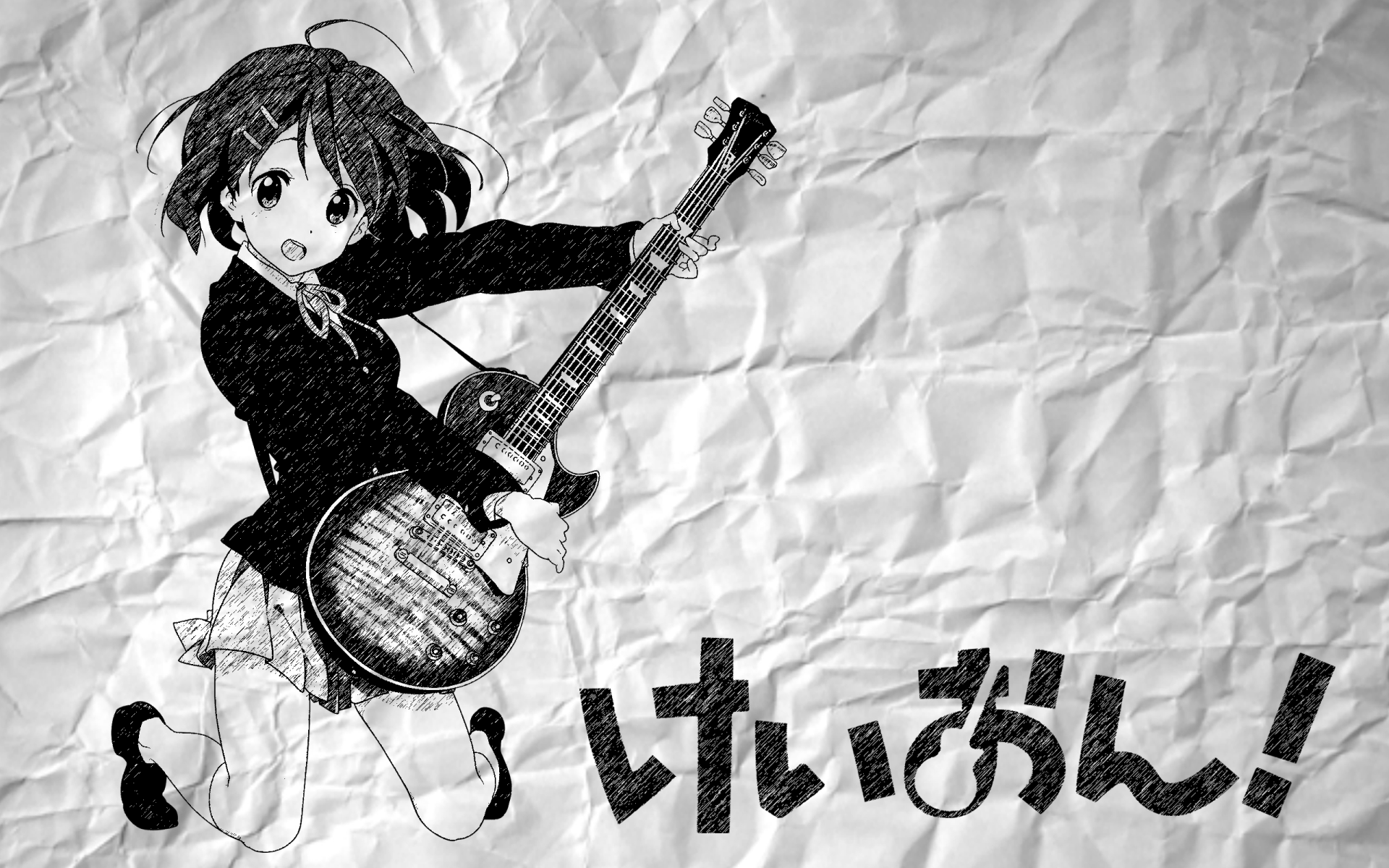 Black-and-white HD anime wallpaper featuring Yui Hirasawa from K-ON! playing a guitar, with the K-ON! title in Japanese on a crumpled paper background.