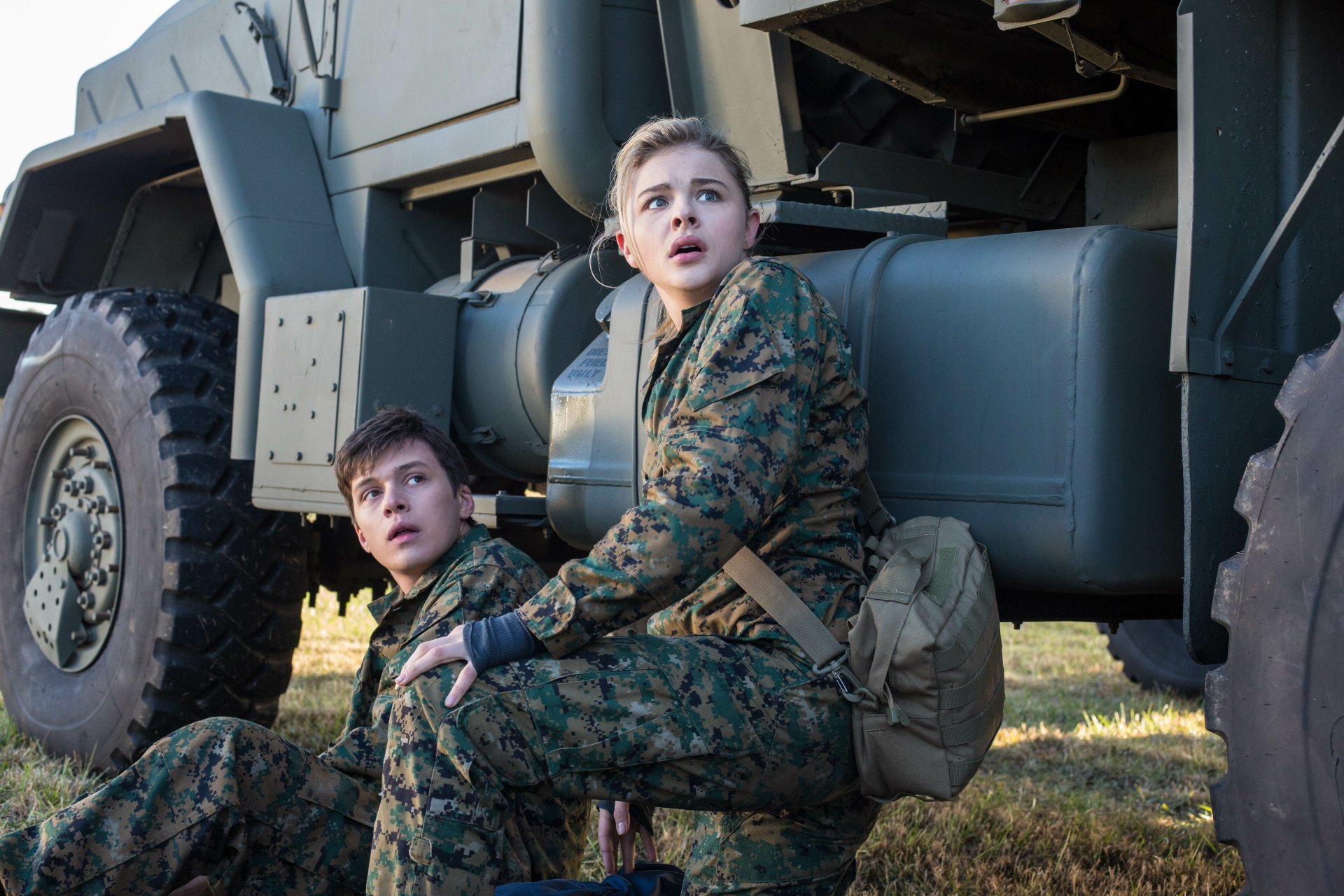 Download Nick Robinson Chloë Grace Moretz Movie The 5th Wave 4k Ultra HD Wallpaper