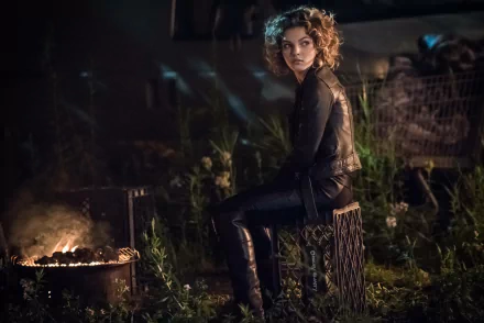 Camren Bicondova as Catwoman (Selina Kyle) in Gotham TV show, sitting by a fire in a dark, outdoor setting. 4K Ultra HD PC desktop wallpaper.