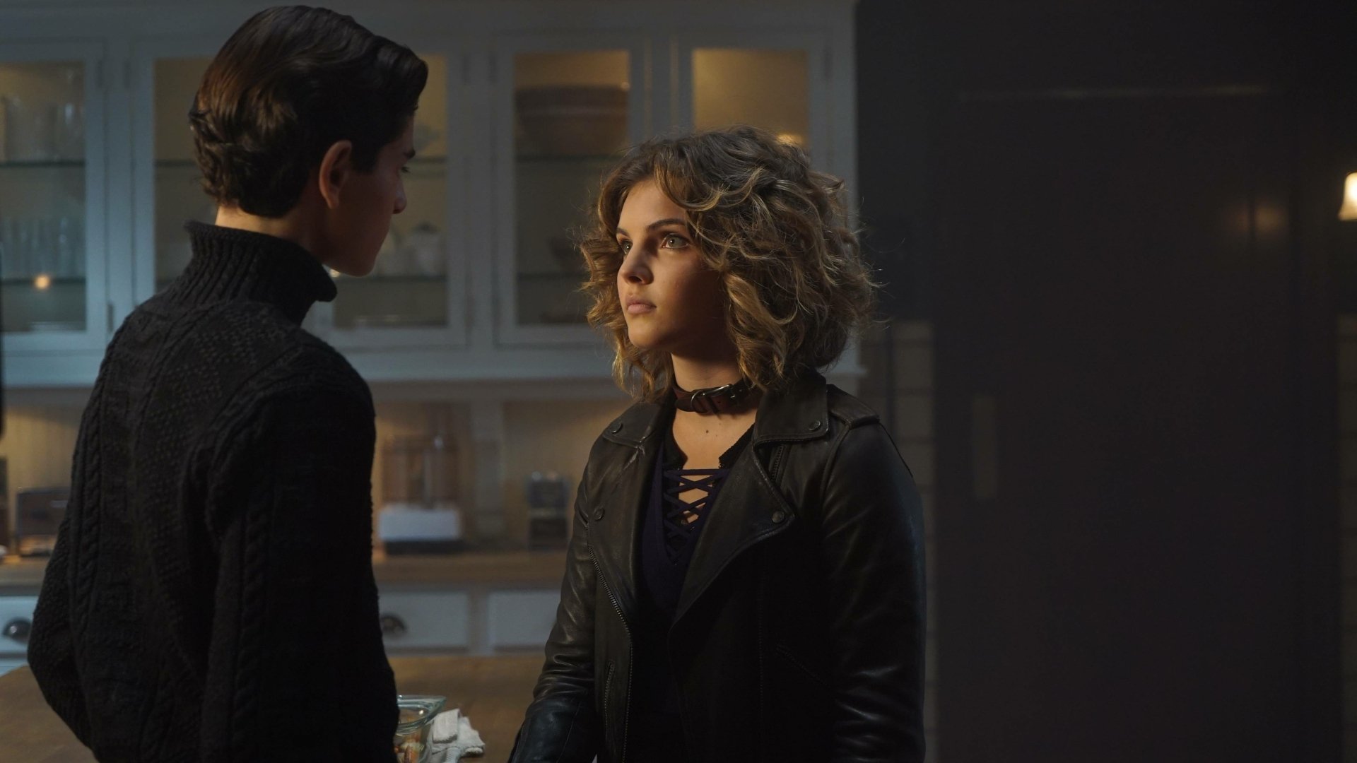 Download Gotham (TV Show) Selina Kyle Bruce Wayne Camren Bicondova ...