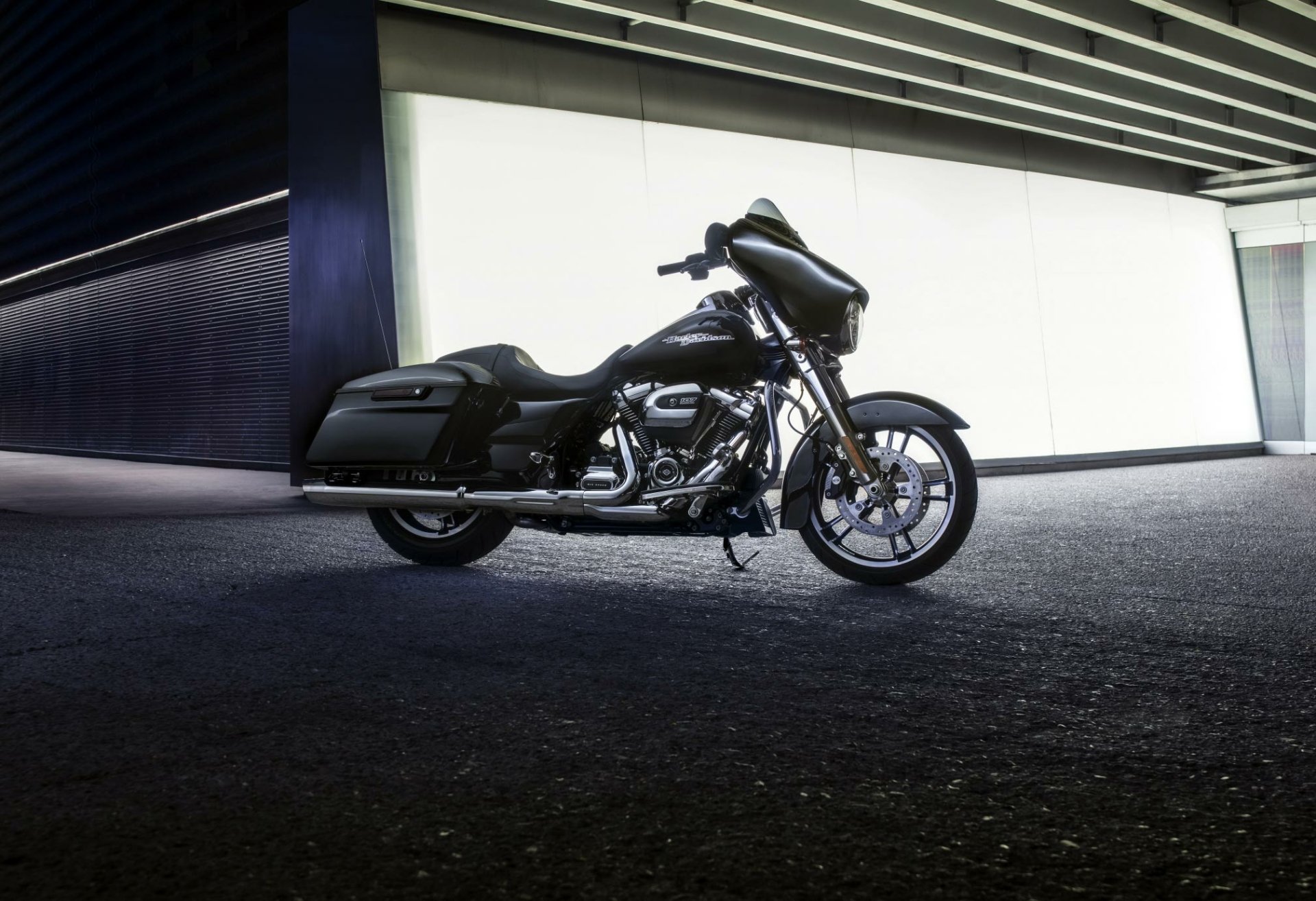 Download Vehicle Harley-Davidson Street Glide HD Wallpaper