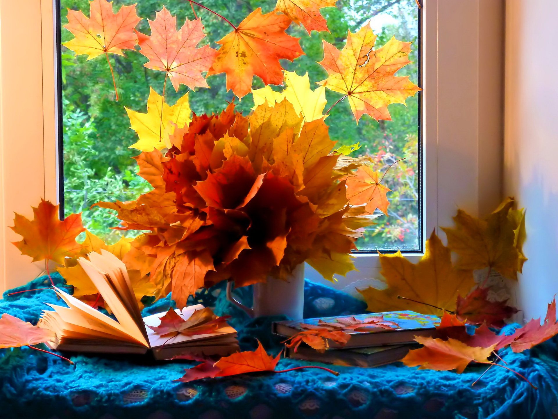 Осенние листья букет на окне