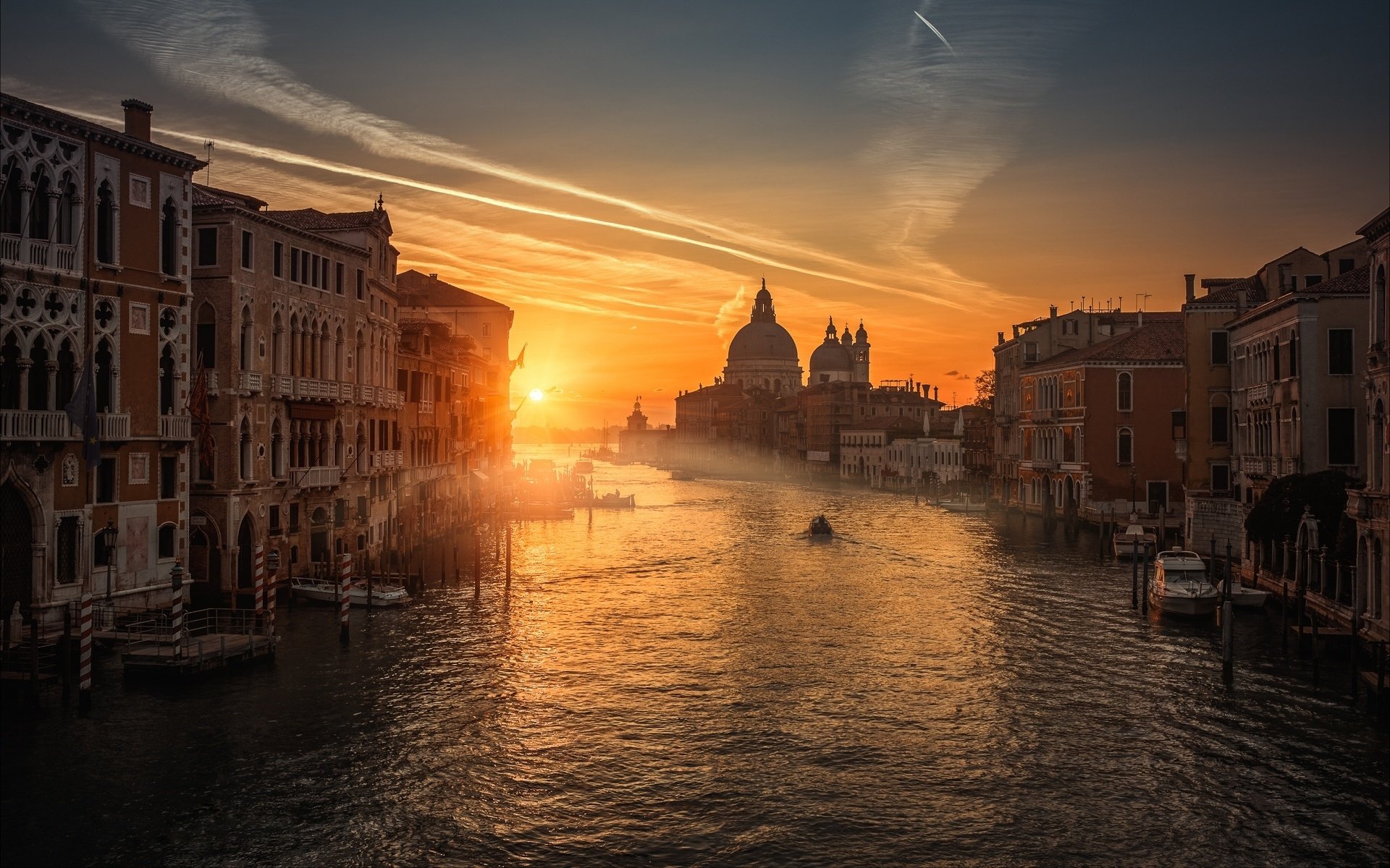 HD desktop wallpaper of Venice at sunrise, featuring a canal bordered by historic buildings, capturing the serene beauty of the city in Italy.