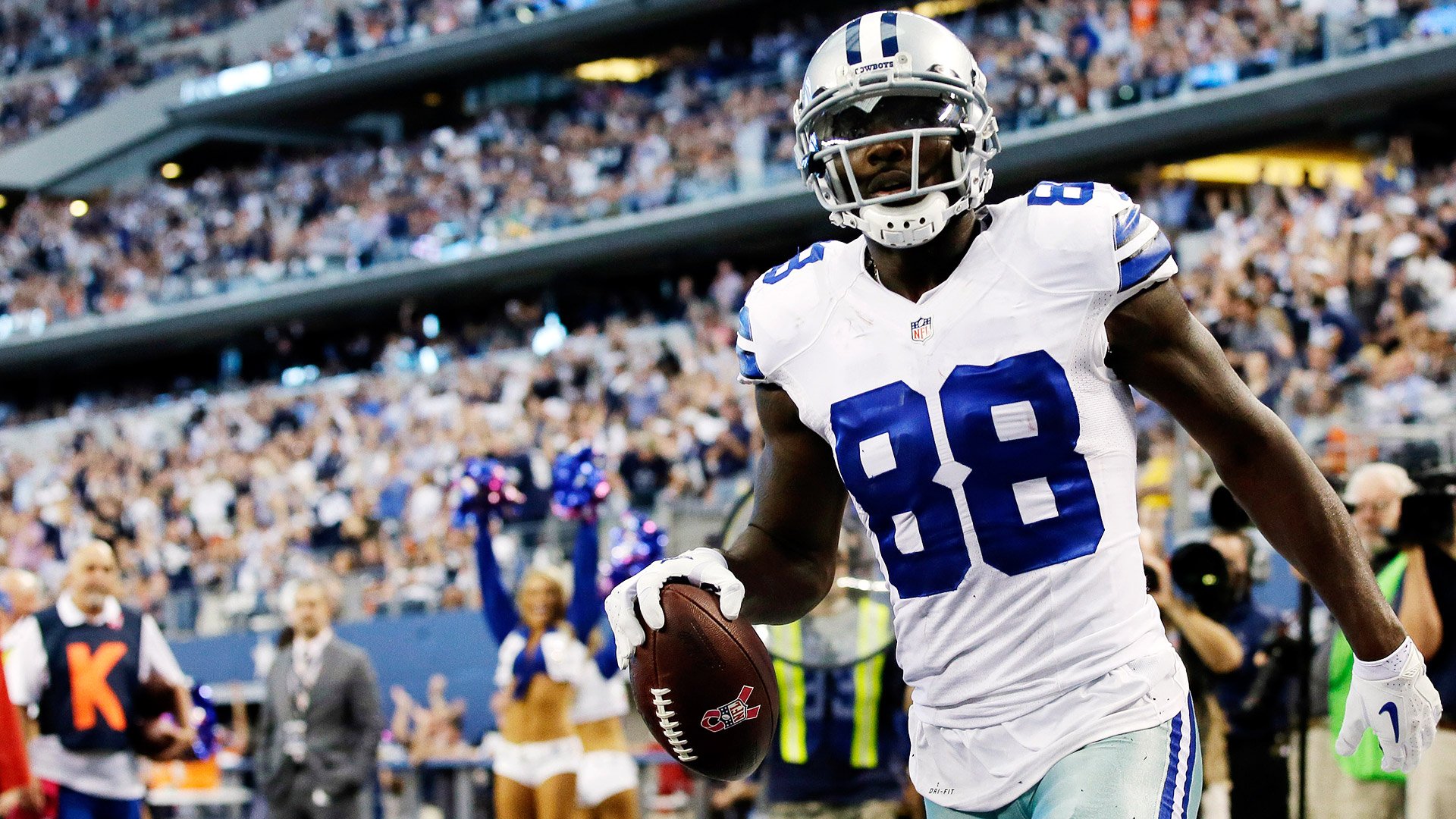 HD desktop wallpaper of Dez Bryant in a Dallas Cowboys uniform, number 88, on the football field.
