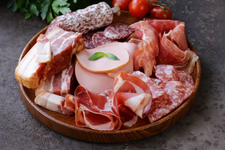 5K Ultra HD PC desktop wallpaper showing food: assorted salami and cured meats on a wooden platter with pâté and cherry tomatoes.