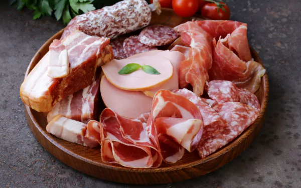 5K Ultra HD PC desktop wallpaper showing food: assorted salami and cured meats on a wooden platter with pâté and cherry tomatoes.