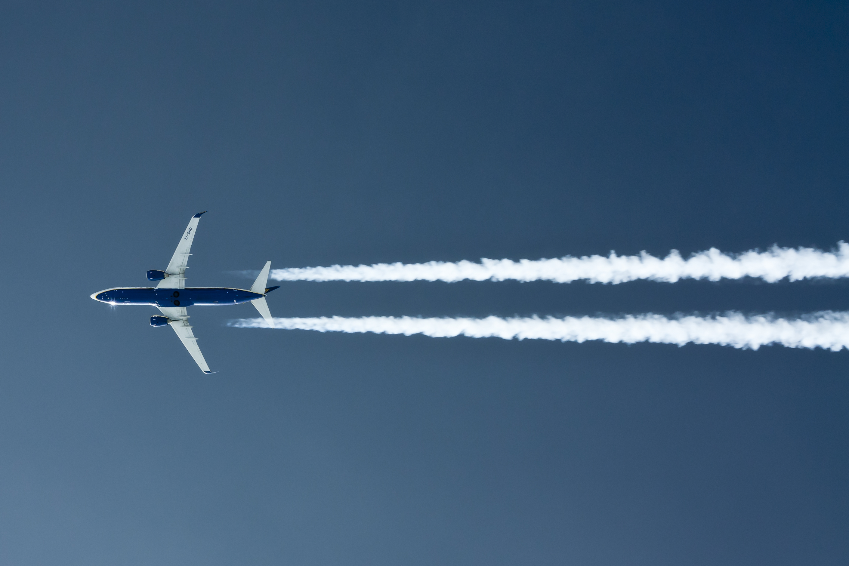 Реактивный самолет в небе. Инверсионный след Airbus a340. АН-124 инверсионный след. Самолет в небе. След от самолета.