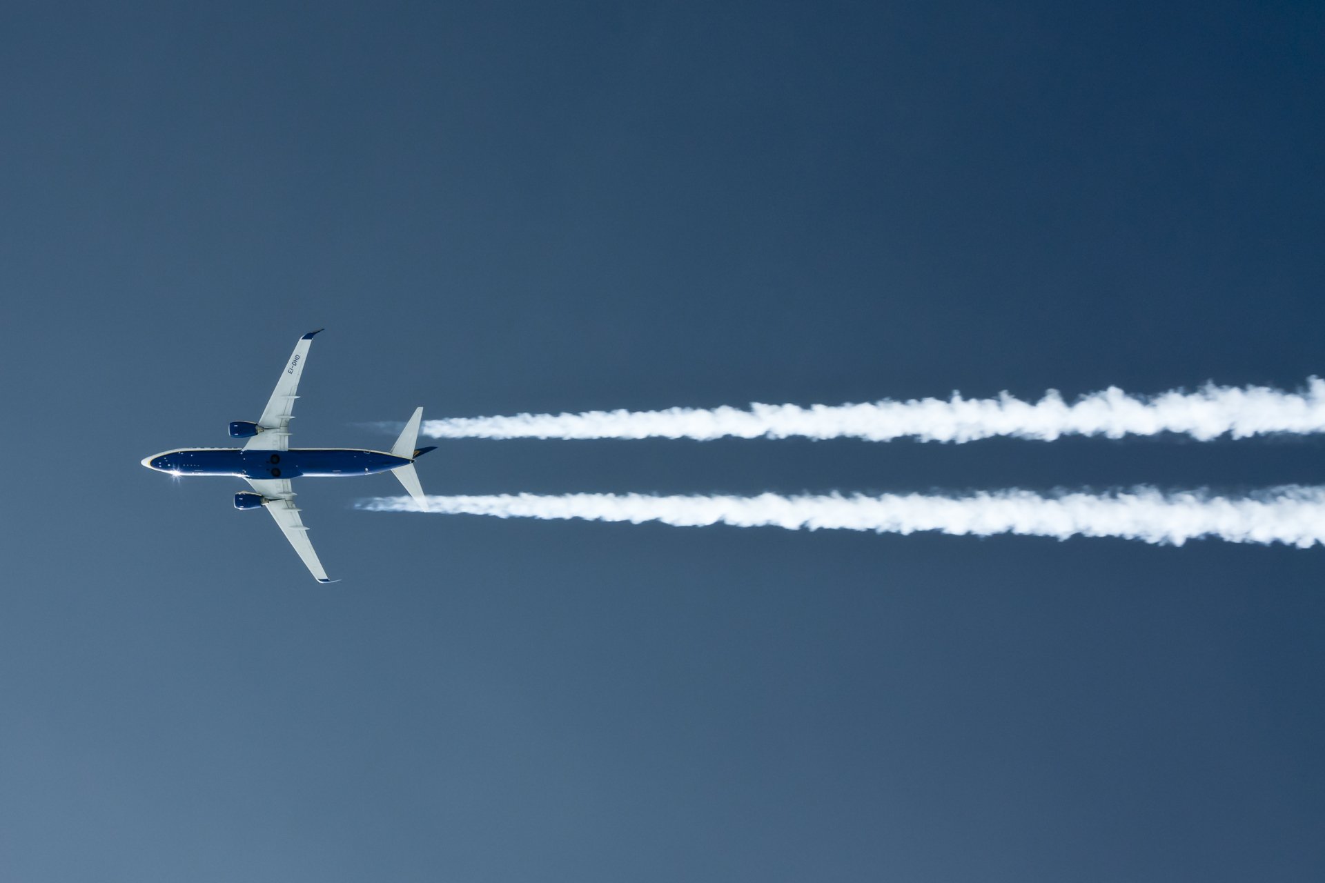 Download Smoke Passenger Plane Aircraft Vehicle Boeing 737 HD Wallpaper