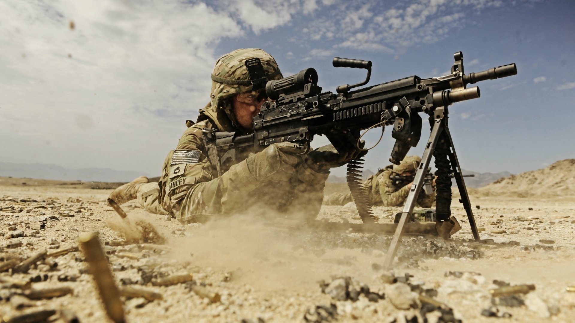 HD desktop wallpaper of a U.S. Army Infantry soldier operating an M249 SAW machine gun in a desert environment.