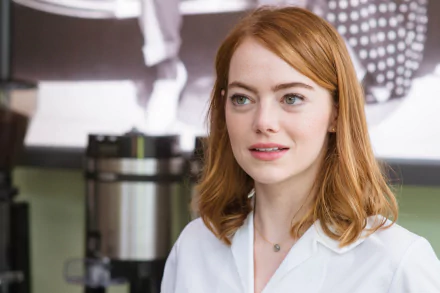 HD desktop wallpaper featuring Emma Stone in a scene from the movie La La Land.