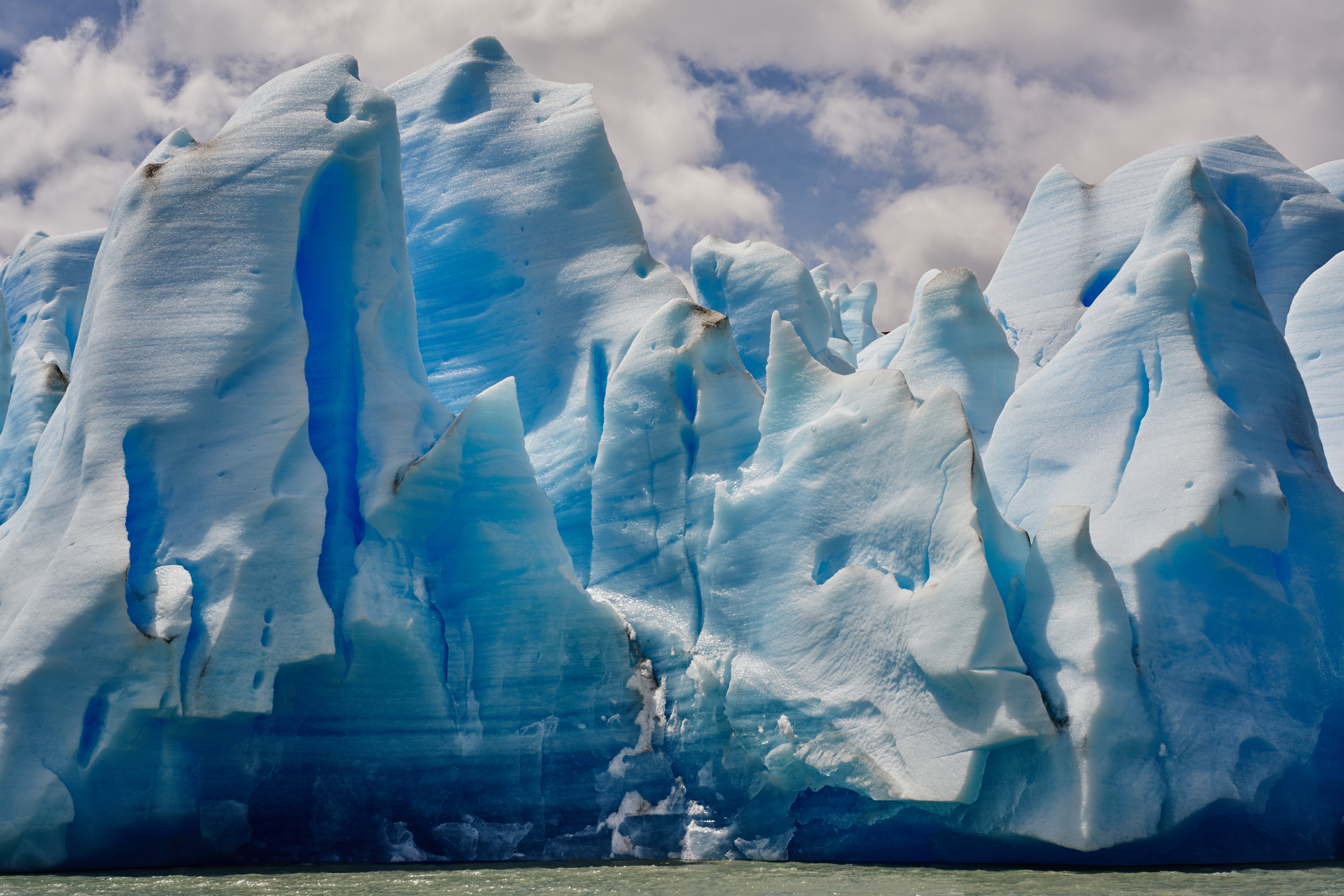 Глыба льда на воде. Культурный Айсберг Италии. Арктика ледники Айсберг. Чили Айсберг. Ледяные скалы.