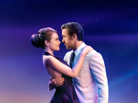 HD wallpaper of Ryan Gosling and Emma Stone in a romantic embrace from the movie La La Land, set against a starry night background.