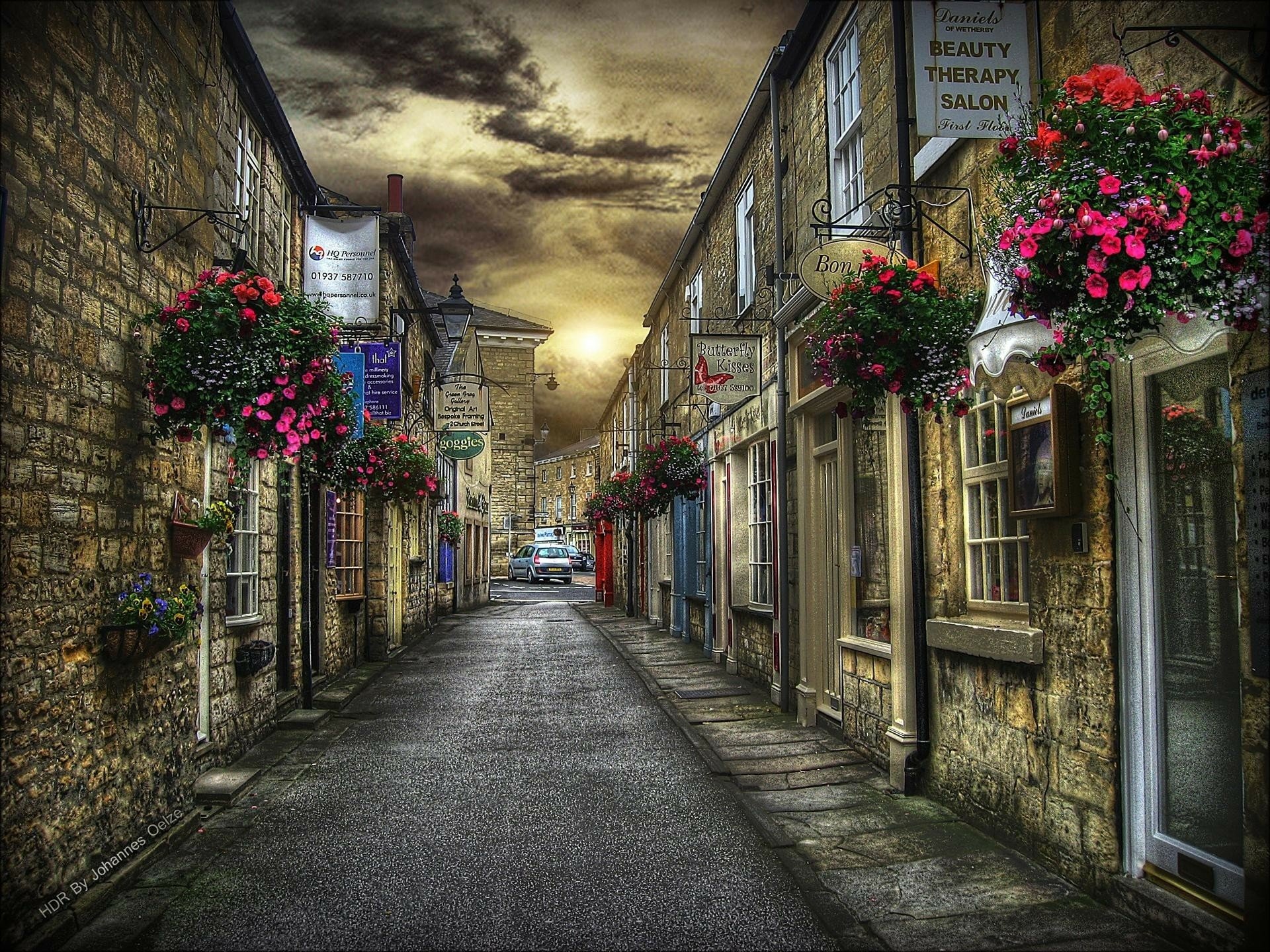 Любая улица и дом. Улица старинного города. Улочки старого города. Красивые улицы.