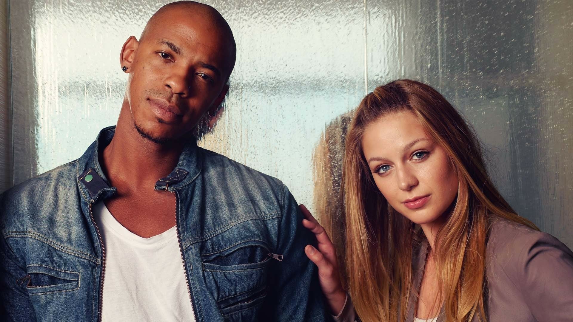 HD desktop wallpaper of Supergirl TV Show featuring Kara Danvers (Melissa Benoist) and Jimmy Olsen (Mehcad Brooks) posing together.