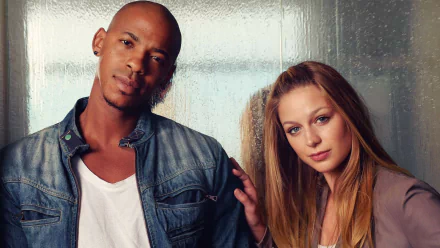 HD desktop wallpaper of Supergirl TV Show featuring Kara Danvers (Melissa Benoist) and Jimmy Olsen (Mehcad Brooks) posing together.